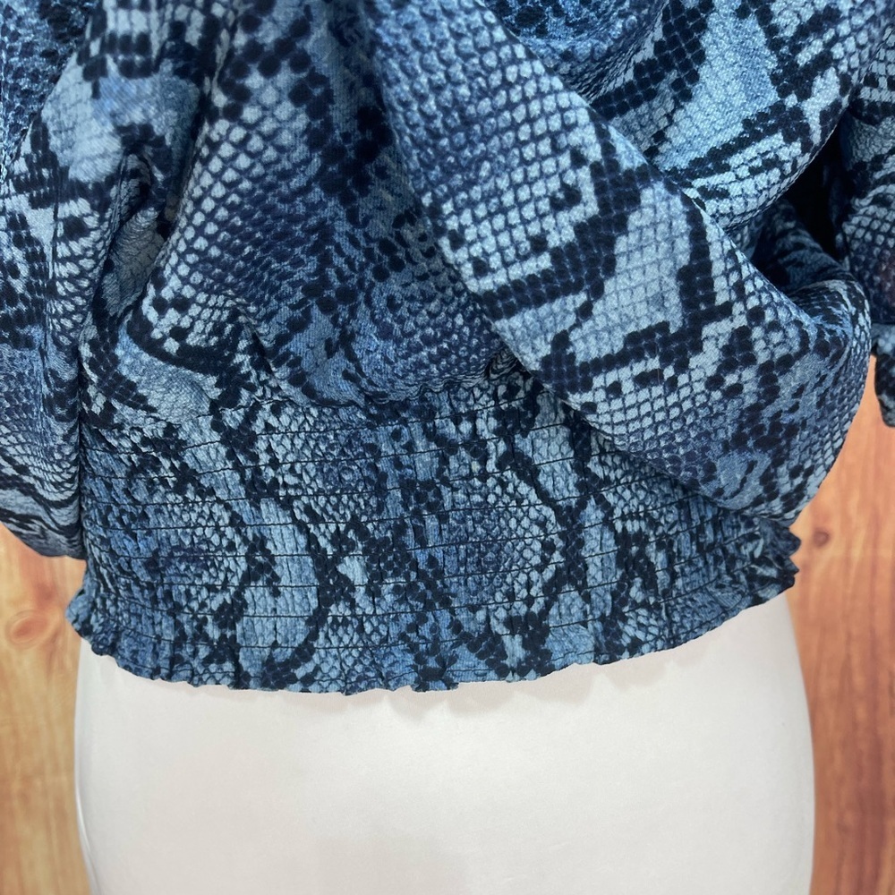 Michael by Michael Kors blue snake print boat neckline smocked blouse women’s M - Picture 12 of 17